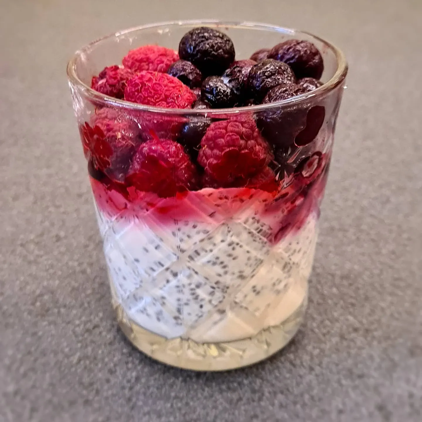 Proteīna pudiņš ar čia sēklām, avenēm un mellenēm