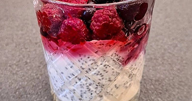 Proteīna pudiņš ar čia sēklām, avenēm un mellenēm