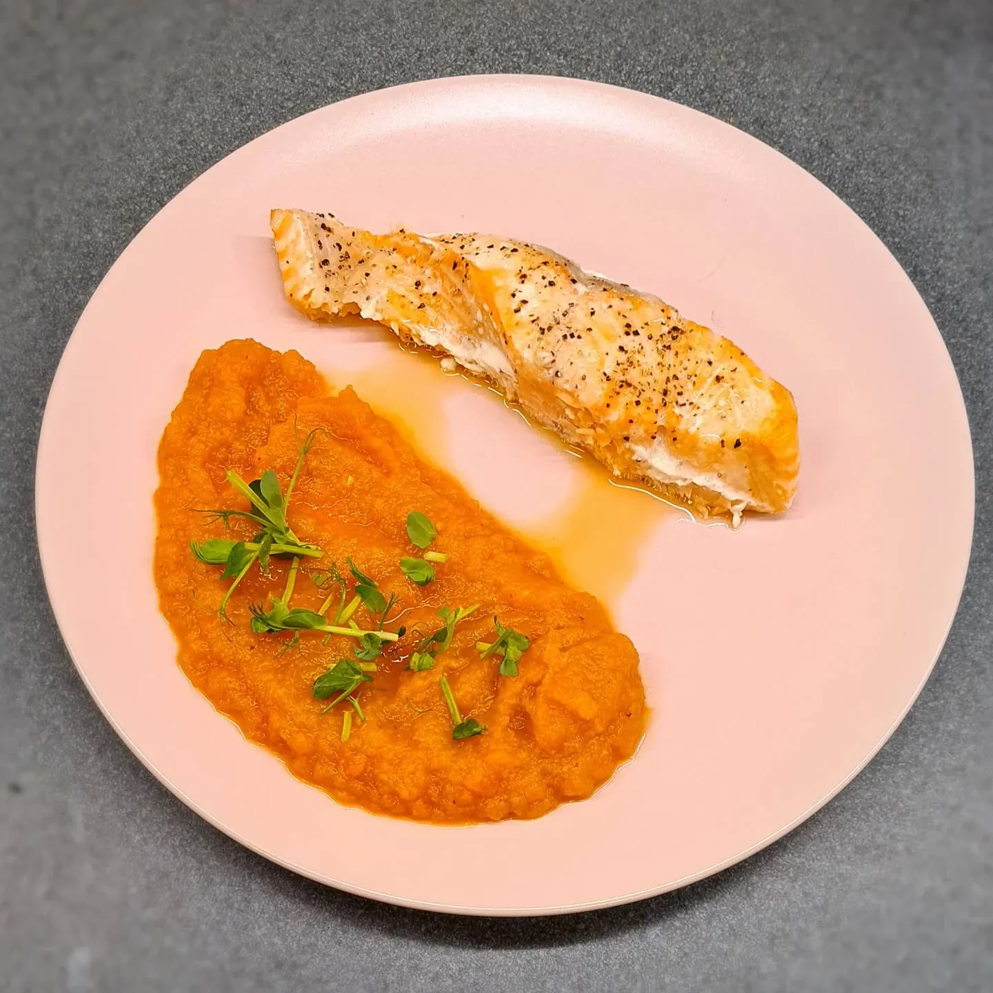 Sulīgs lasis ar burkānu–saldā kartupeļa biezeni un sviestu