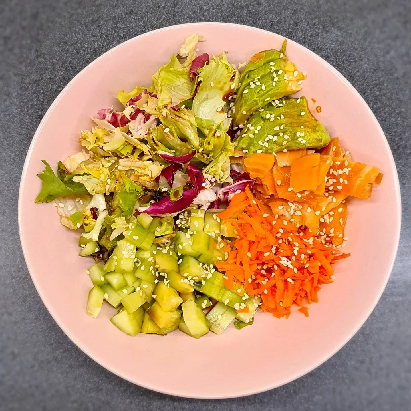 Svaigs laša pokijs ar avokado, gurķi un sezama mērci