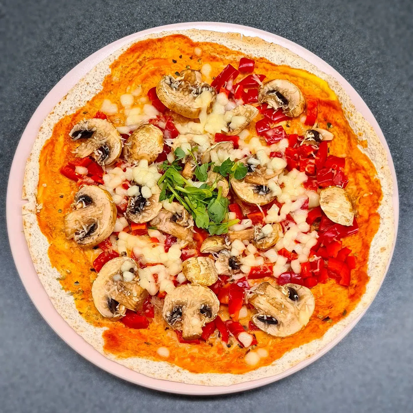 Veselīga pica uz pilngraudu tortiljas ar sēnēm