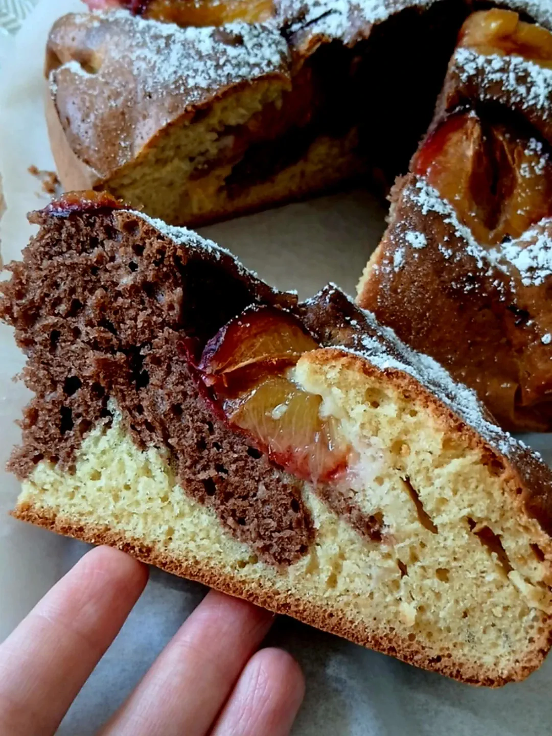 Dwukolorowe ciasto ze śliwkami i kakao