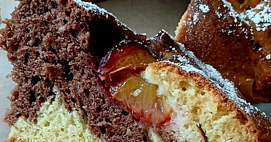 Dwukolorowe ciasto ze śliwkami i kakao