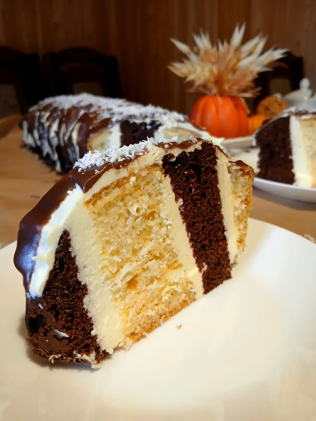 Metrowiec z kremem budyniowym i polewą czekoladową