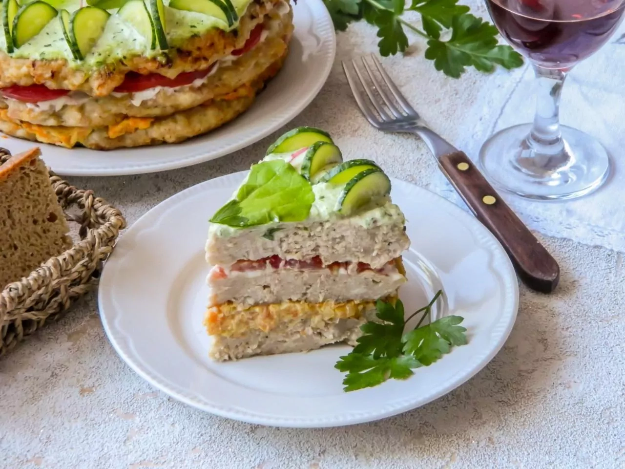 Przekąskowy tort z mielonego mięsa kurczaka