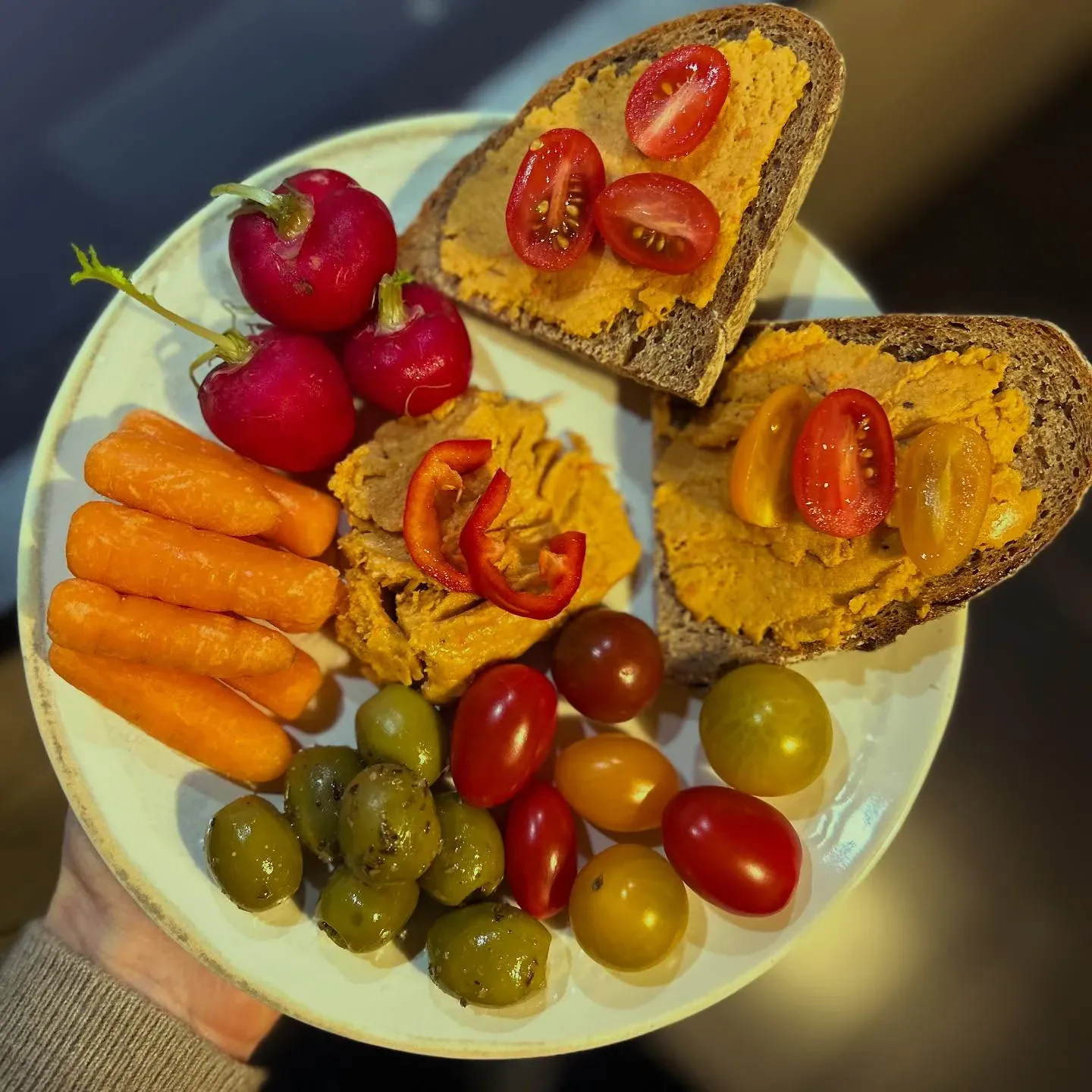 Śniadanie z domowym hummusem z pieczonej papryki i warzywami