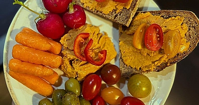 Śniadanie z domowym hummusem z pieczonej papryki i warzywami