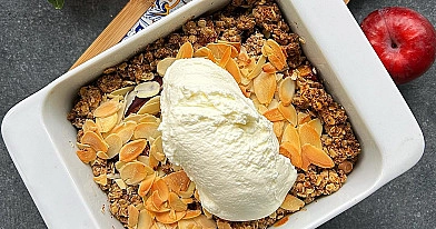 Kruszonka (crumble) ze śliwkami i migdałami, podawana z jogurtem