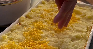 Zapiekanka z soczewicą pod pierzynką ziemniaczaną