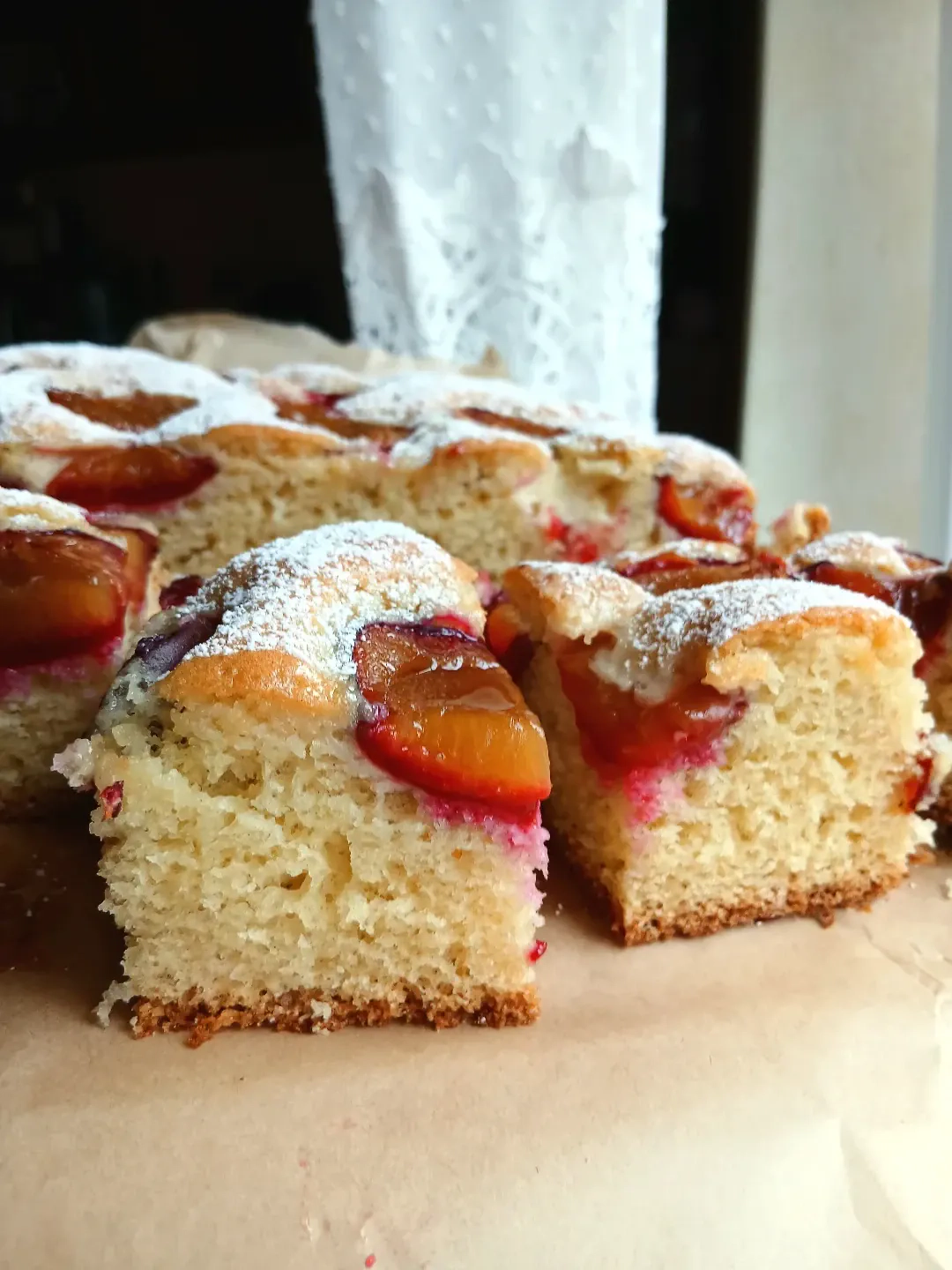 Ucierane ciasto ze śliwkami – puszyste, wilgotne i łatwe