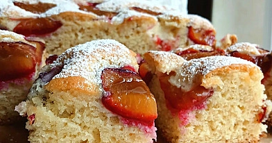 Ucierane ciasto ze śliwkami – puszyste, wilgotne i łatwe