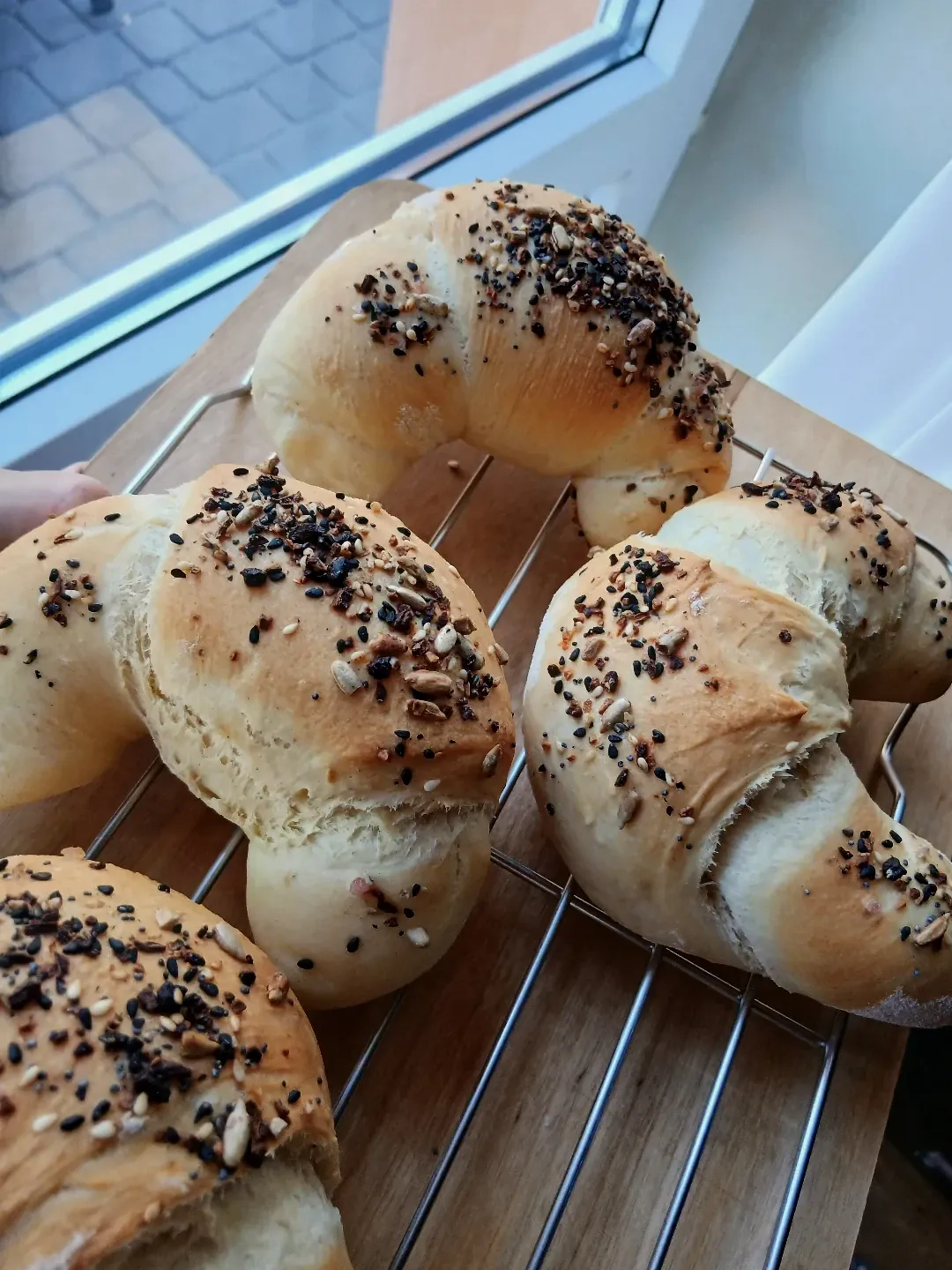 Domowe puszyste rogale drożdżowe z nasionami