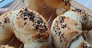 Domowe puszyste rogale drożdżowe z nasionami