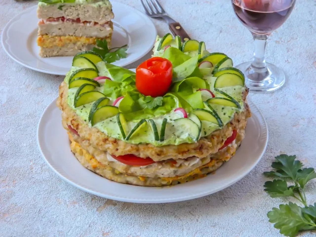 Przekąskowy tort z mielonego mięsa kurczaka