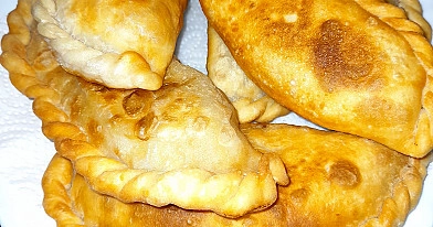 Traškūs varškės tešlos čeburekai su vištienos įdaru