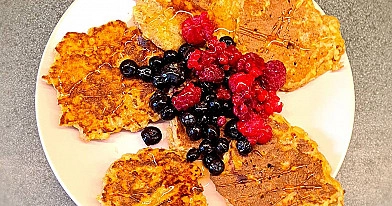 Veselīgas ābolu pankūkas ar ogām brokastīm