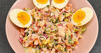 Veselīgie pavasara dārzeņu salāti ar olām un jogurta mērci