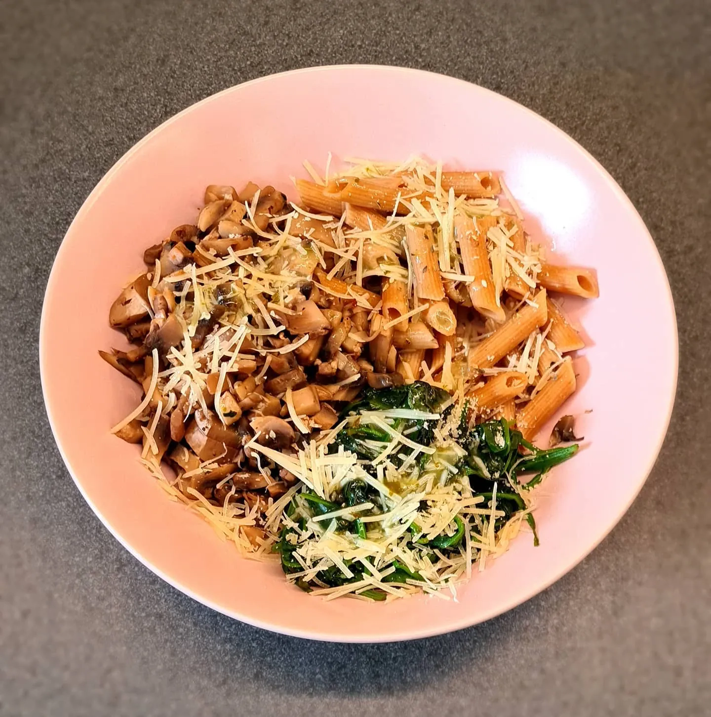 Pilngraudu pasta ar spinātiem, šampinjoniem, parmezānu un pesto