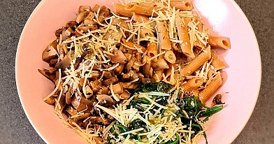 Pilngraudu pasta ar spinātiem, šampinjoniem, parmezānu un pesto