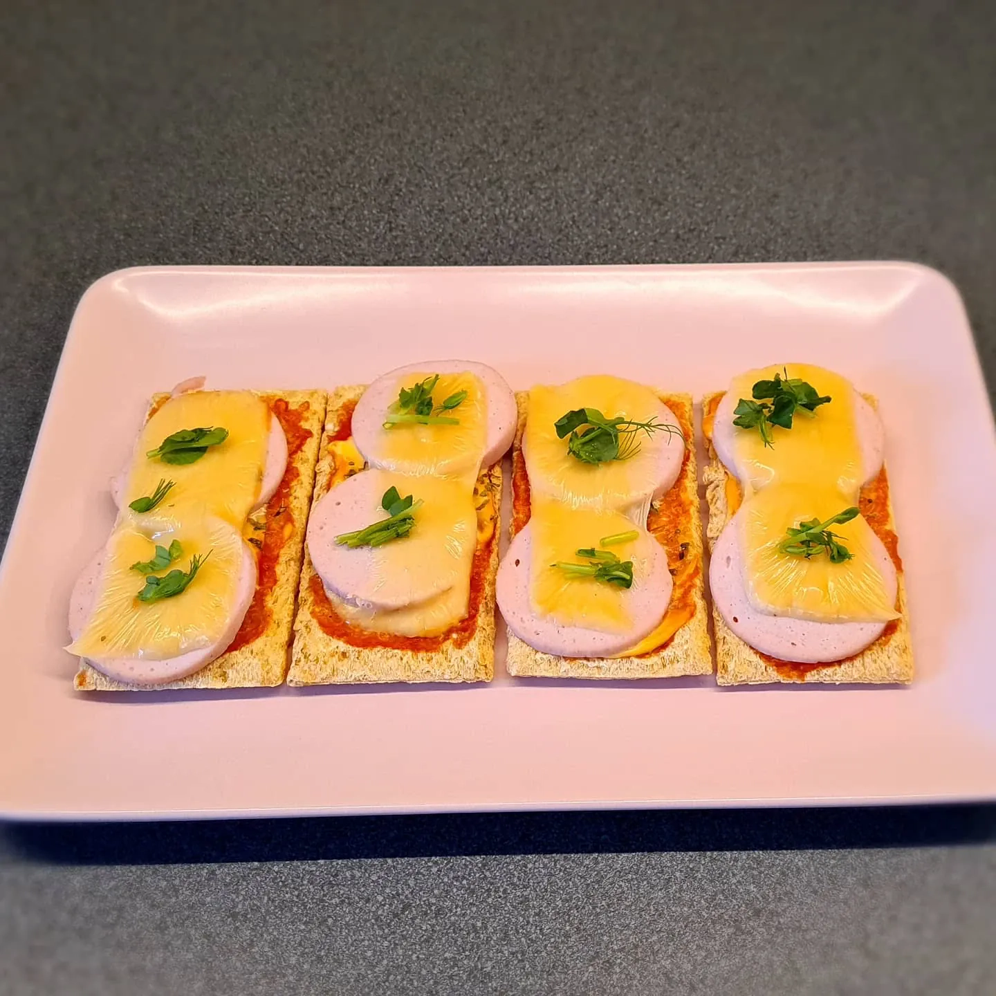 Siltās rīsu galetes ar tomātu mērci, light majonēzi, tītara desu un Spēkavīrs sieru