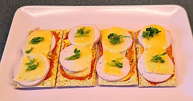 Siltās rīsu galetes ar tomātu mērci, light majonēzi, tītara desu un Spēkavīrs sieru