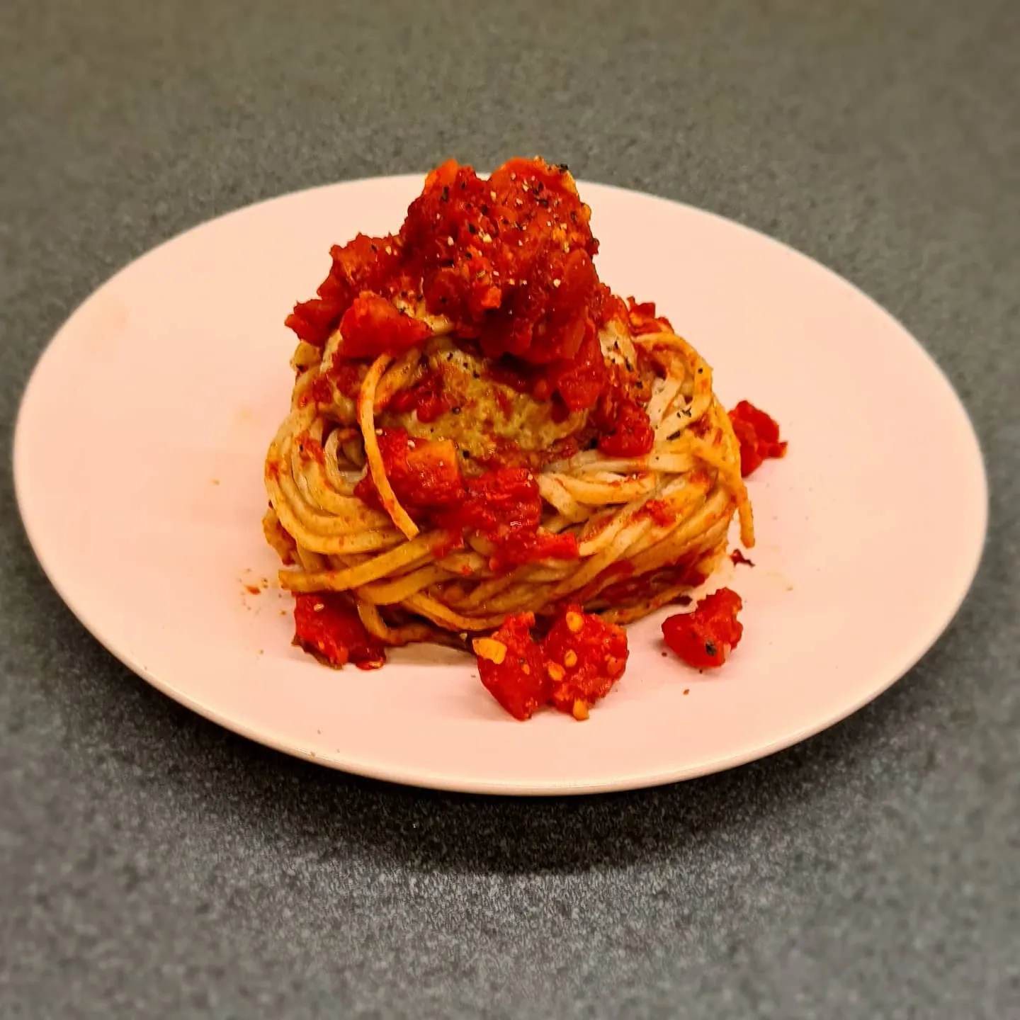 Spageti no pilngraudu makaroniem ar sulīgām tītara kotletēm un mājražotu tomātu mērci