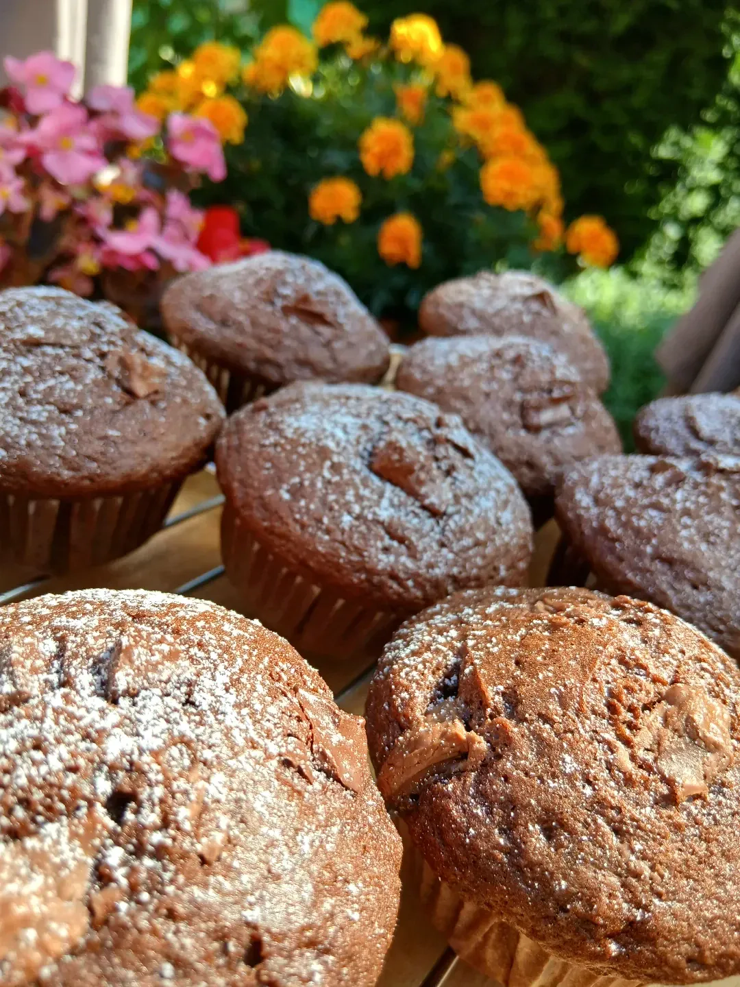 Babeczki potrójnie czekoladowe z czekoladą w środku – wilgotne, aromatyczne i idealne do kawy ☕🍫