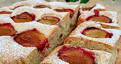 Puszyste jogurtowe ciasto ze śliwkami – prosty i szybki