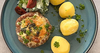 Įdaryti kotletai su pelėsiniu sūriu, pomidorais ir grietinėle, orkaitėje