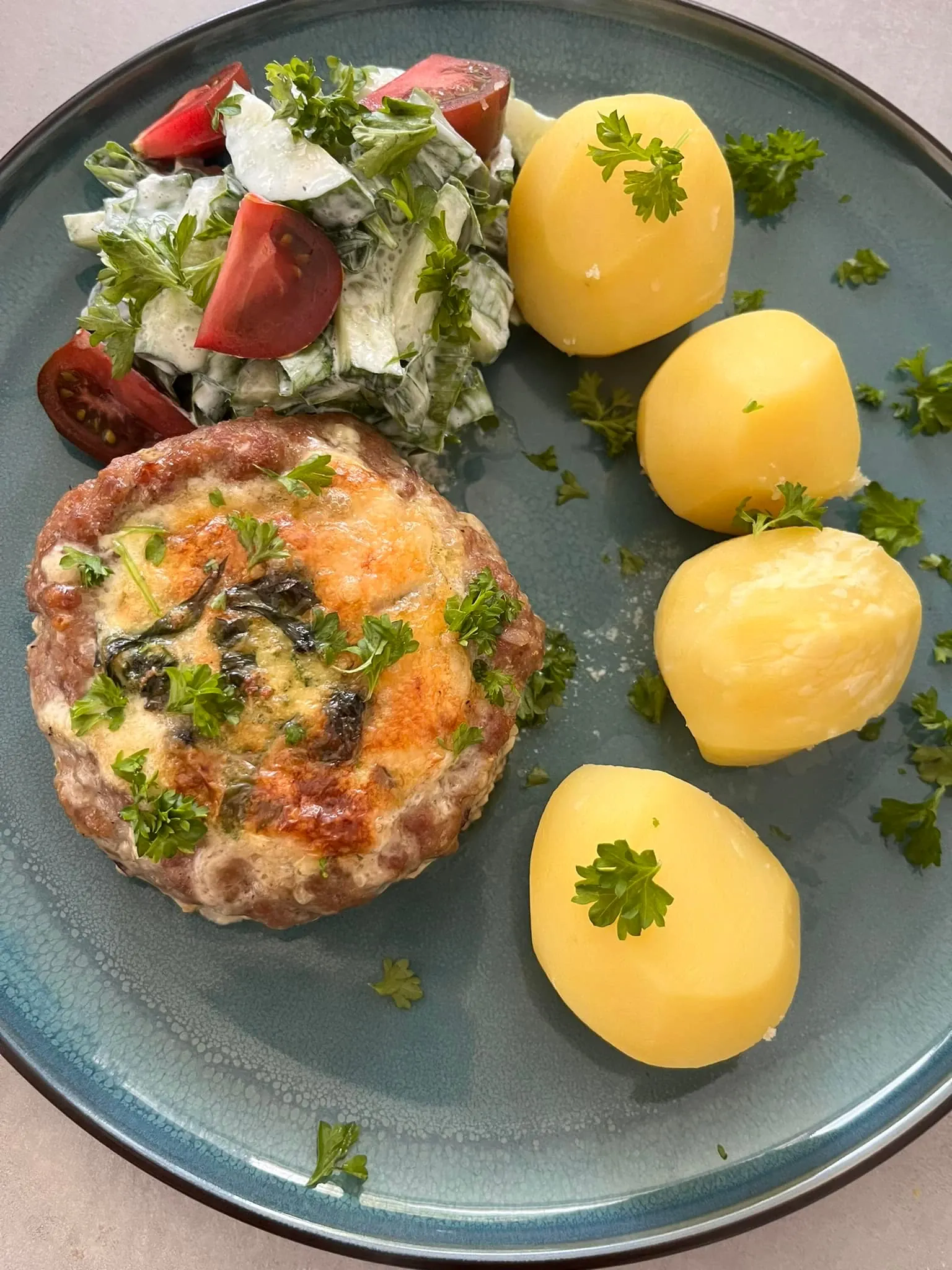 Įdaryti kotletai su pelėsiniu sūriu, pomidorais ir grietinėle, orkaitėje