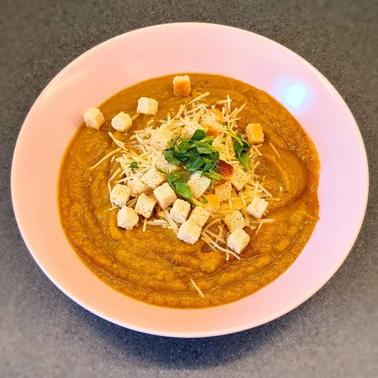 Dārzeņu krēmzupa ar sieru un grauzdiņiem