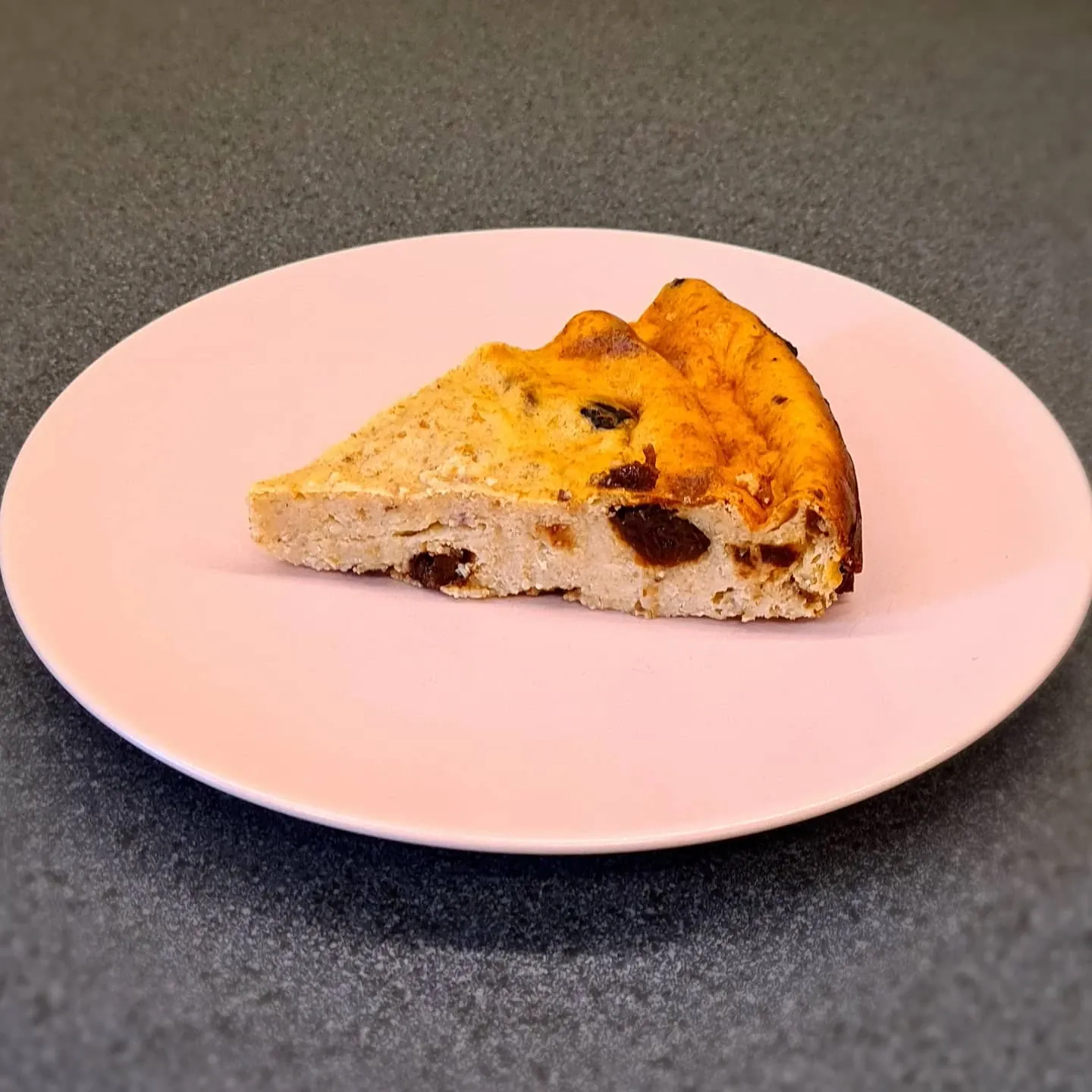 Veselīga biezpienmaize ar žāvētām plūmēm bez miltiem