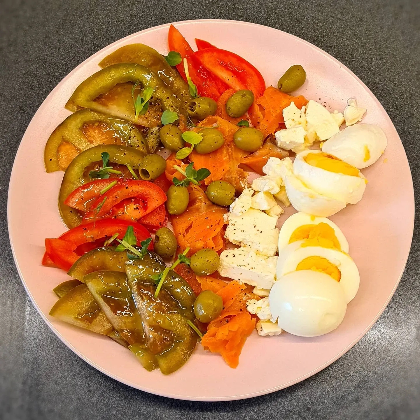 Brokastu plate ar lasi, olām, tomātiem un fetu