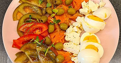 Brokastu plate ar lasi, olām, tomātiem un fetu