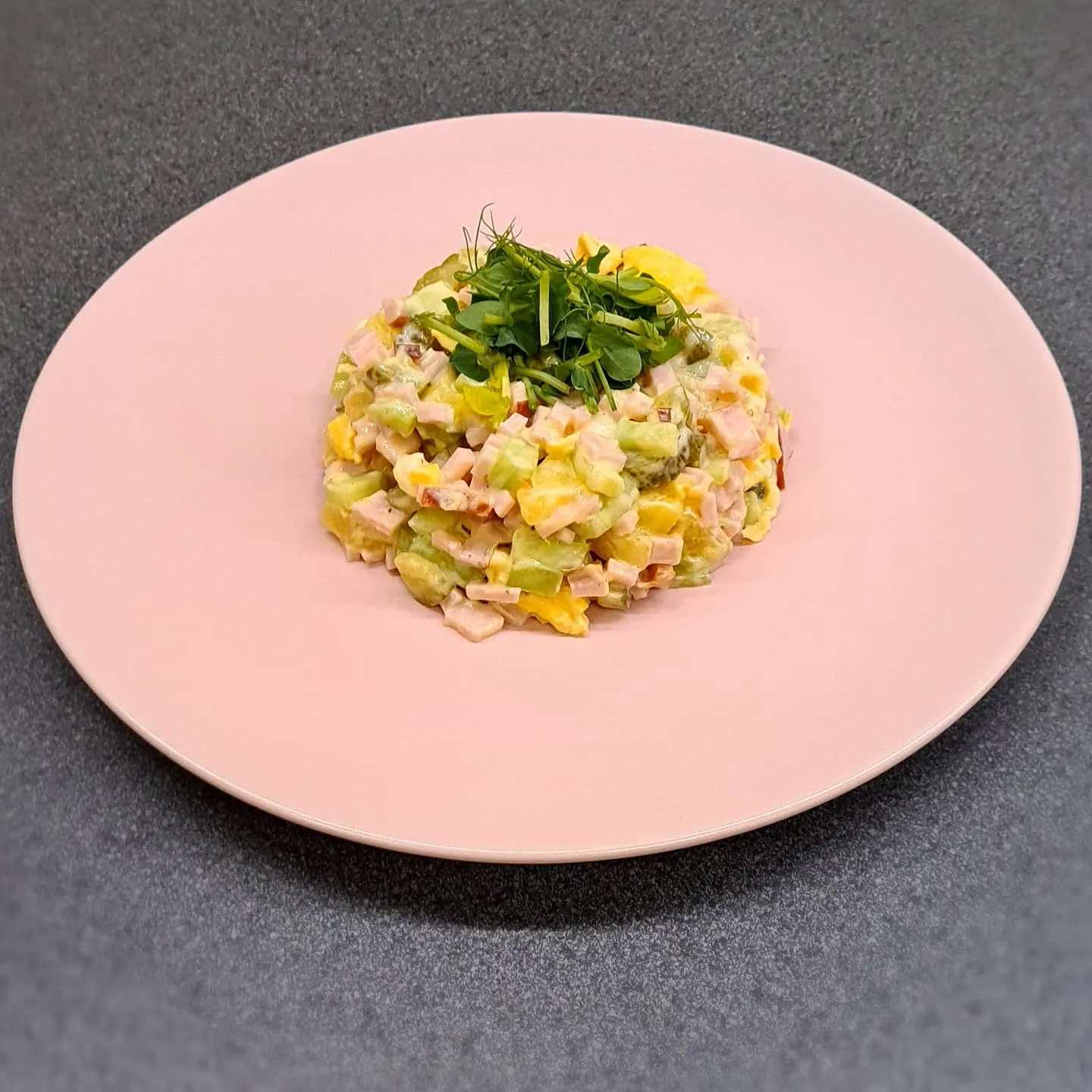 Krēmīgie šķiņķa un dārzeņu salāti ar majonēzi – viegli, sātīgi un gardi