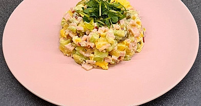 Krēmīgie šķiņķa un dārzeņu salāti ar majonēzi – viegli, sātīgi un gardi