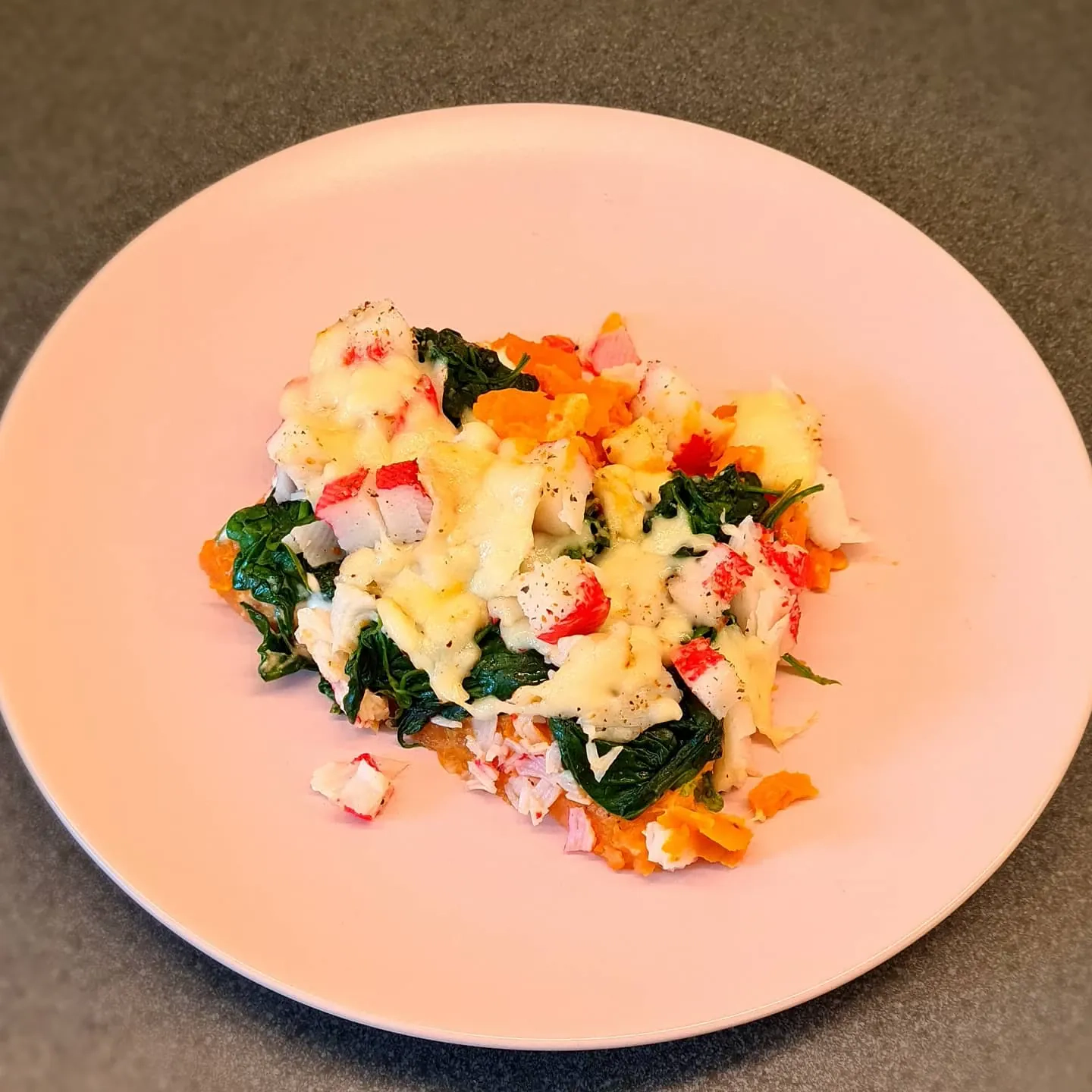 Saldā kartupeļa sacepums ar spinātiem, sieru un surimi