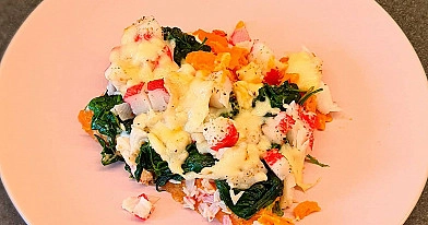 Saldā kartupeļa sacepums ar spinātiem, sieru un surimi
