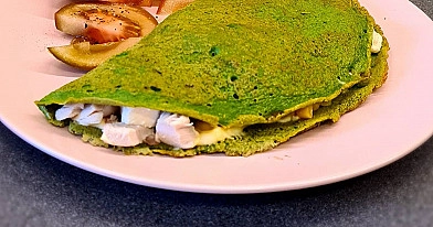 Zaļā spinātu omlete ar vistu, kukurūzu un sieru – veselīgas brokastis vai pusdienas