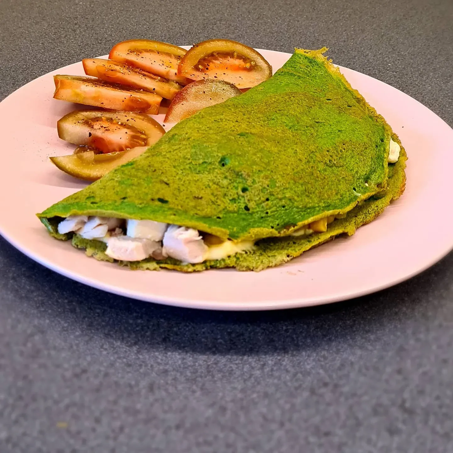 Zaļā spinātu omlete ar vistu, kukurūzu un sieru – veselīgas brokastis vai pusdienas