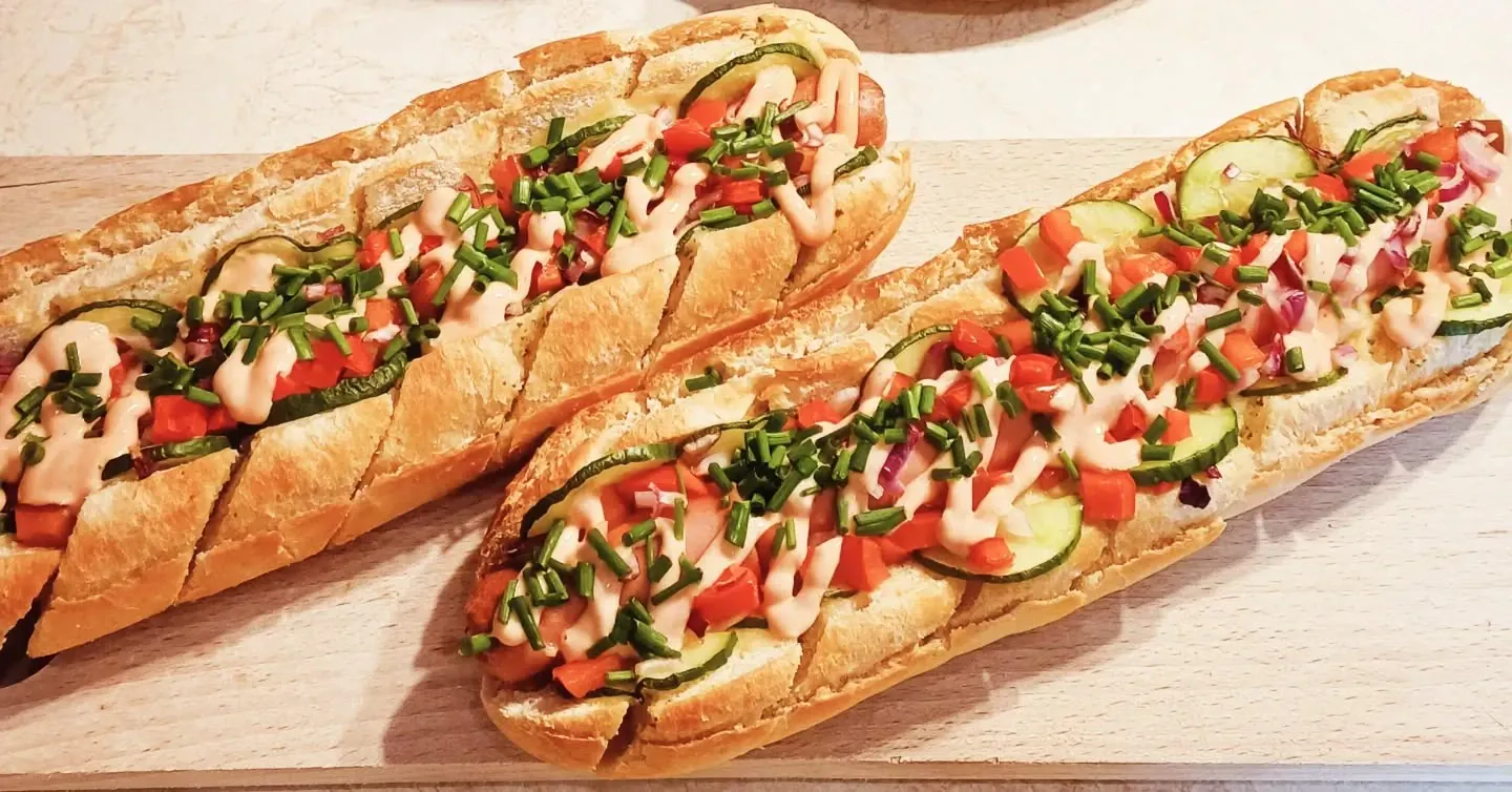 Domowe czosndogi z bagietki z warzywami i sosem czosnkowym