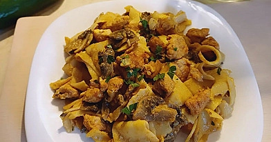 Makaron pappardelle z kurczakiem i pieczarkami – szybki obiad z jednej patelni