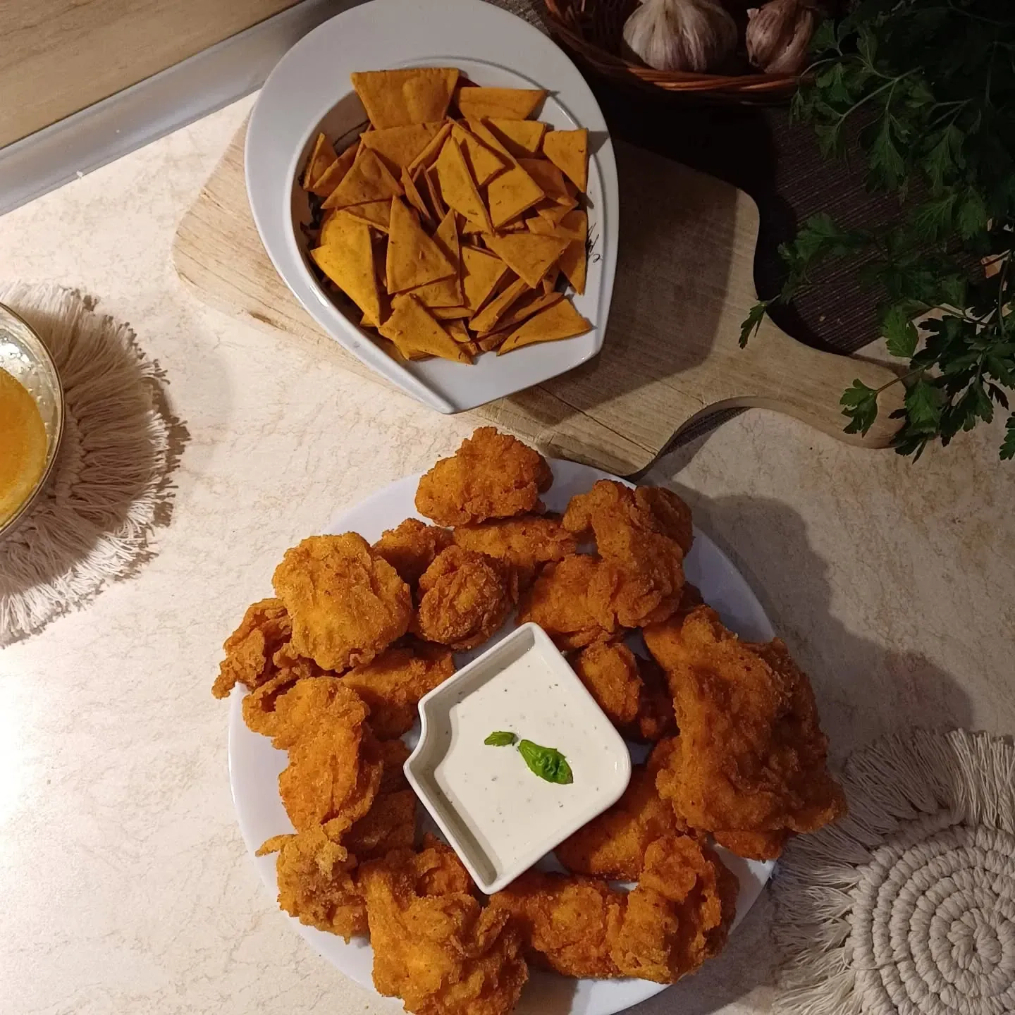 Stripsy z kurczaka z domowymi nachosami i sosem czosnkowo-ziołowym