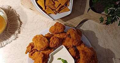 Stripsy z kurczaka z domowymi nachosami i sosem czosnkowo-ziołowym