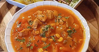 Domowy gulasz z kurczaka z warzywami w sosie pomidorowym