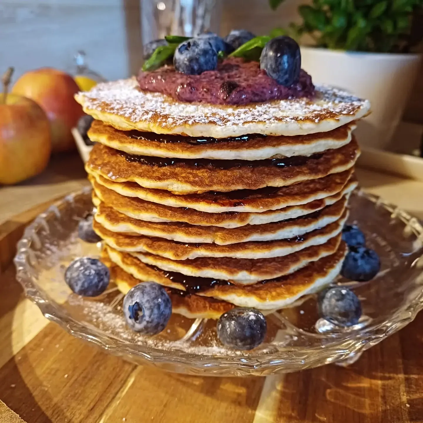 Pancakes z jagodami kamczackimi i borówkami – puszyste śniadanie pełne smaku