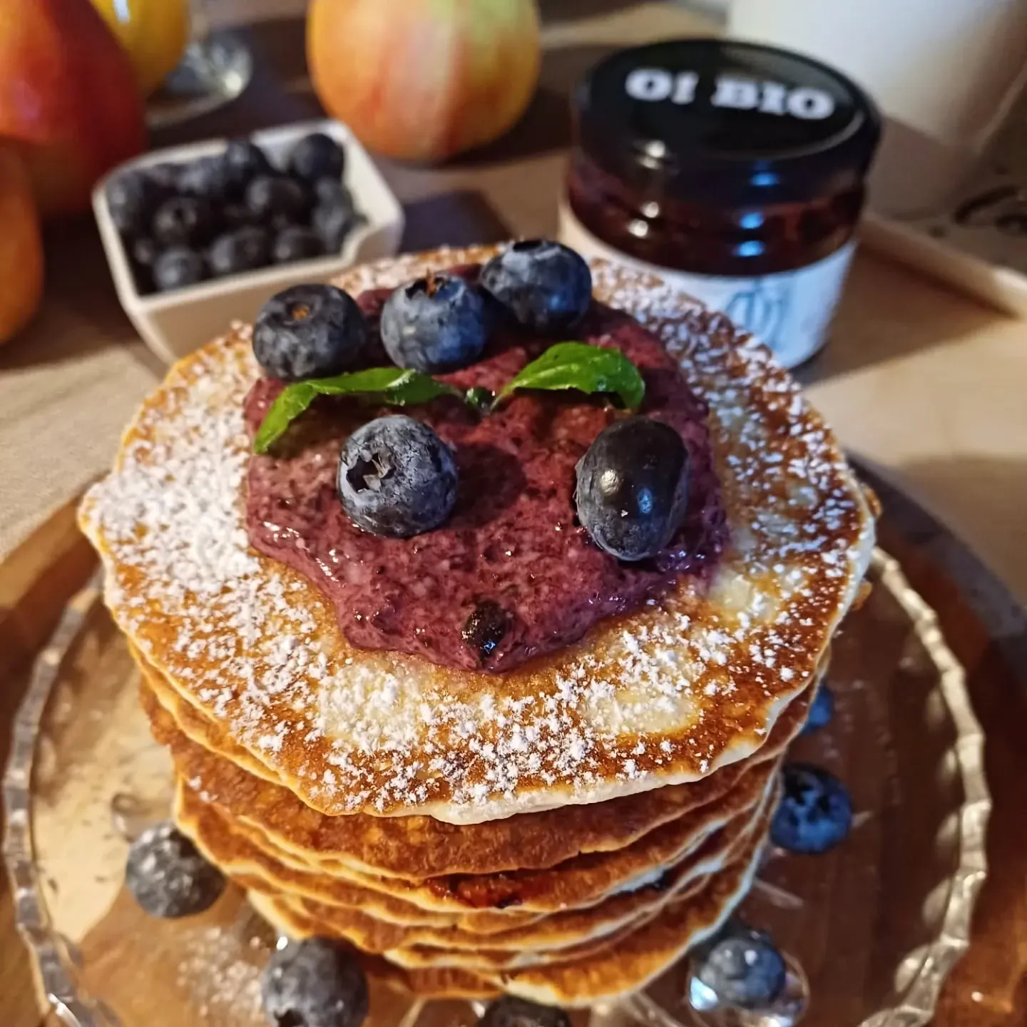 Pancakes z jagodami kamczackimi i borówkami – puszyste śniadanie pełne smaku