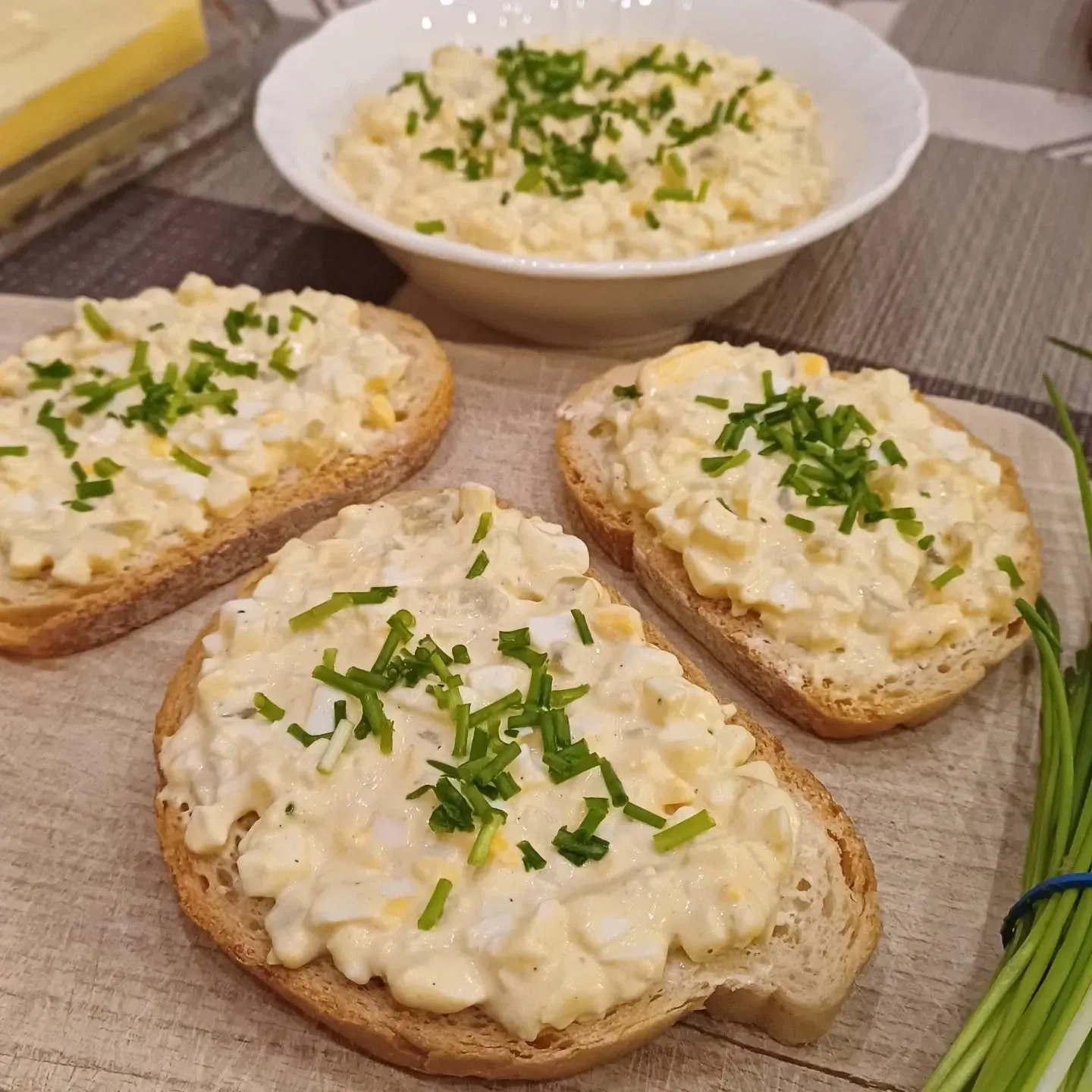 Pasta jajeczna z majonezem i szczypiorkiem – tradycyjny przepis na kanapki