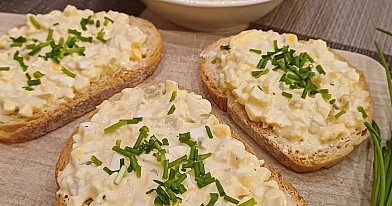 Pasta jajeczna z majonezem i szczypiorkiem – tradycyjny przepis na kanapki