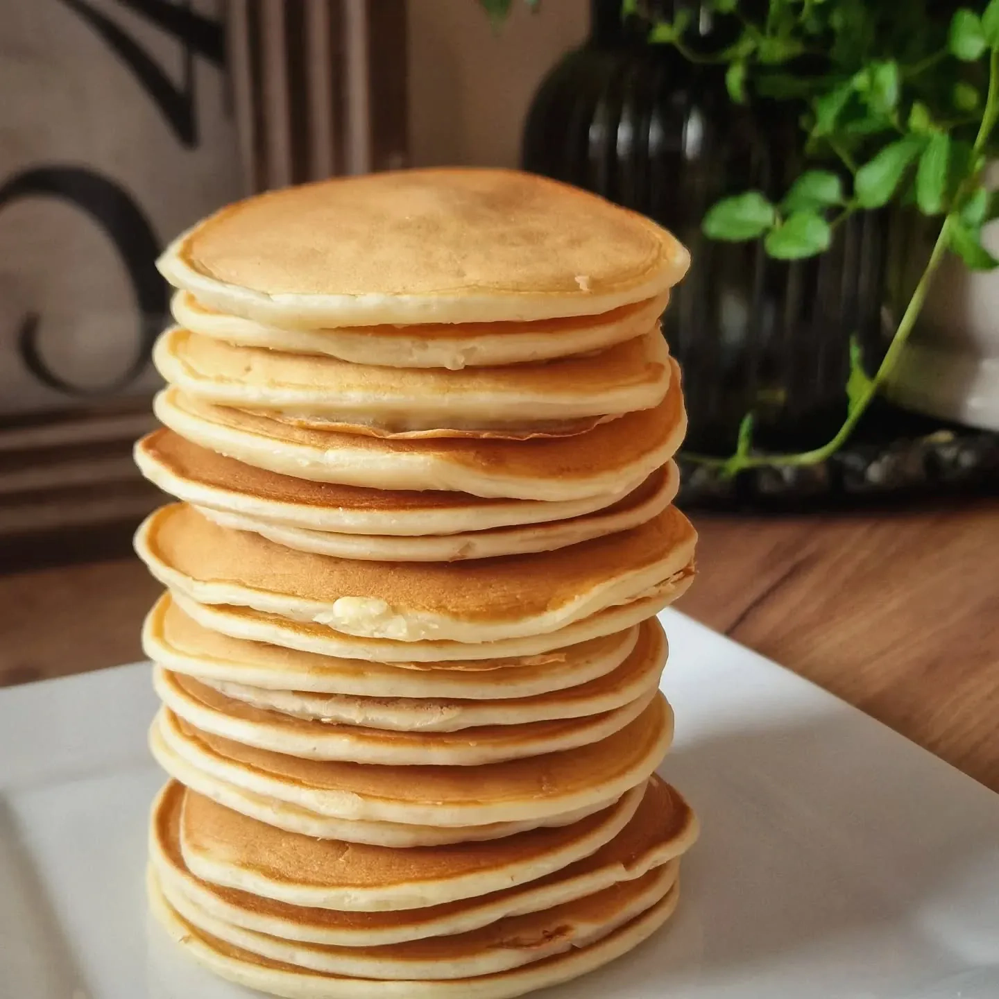 Lengvai pagaminami rikotos sūrio blyneliai su parmezano sūriu pagal Oliverį